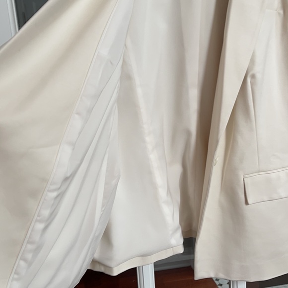 Vince Camuto 2X cream colored jacket with silk lining. - Picture 5 of 5
